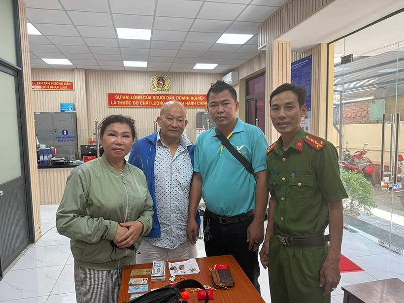 Tài xế taxi phối hợp cùng công an trao trả tài sản khách để quên. Ảnh: VietNamnet