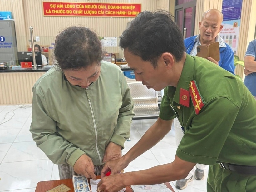 Công an làm thủ tục bàn giao tài sản theo quy định. Ảnh: Dân trí