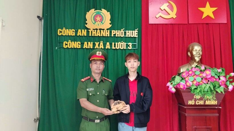 Người dân ở Huế giao nộp cá thể cù lần quý hiếm cho Công an. Ảnh: Công Lý