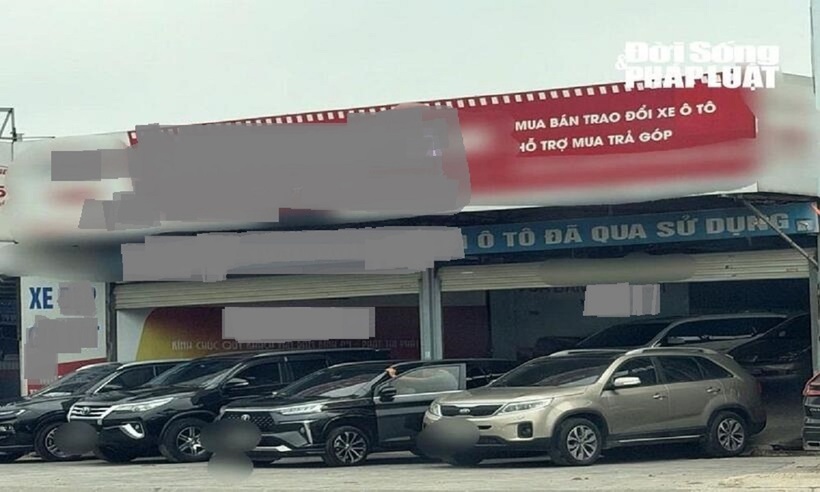 Nhiều xe ô tô cũ được bày bán dọc đường Nguyễn Xiển nhưng lượng khách đến tham khảo, giao dịch khá thưa thớt.