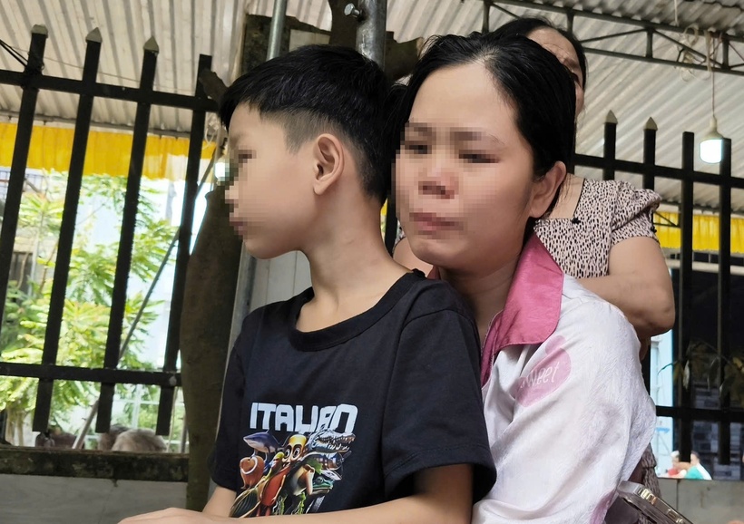 Chị T. đau buồn trước cái chết oan uổng của chồng. (Ảnh: VietnamNet)