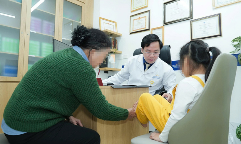 Bác sĩ chỉ ra sai lầm phổ biến của nhiều gia đình là chỉ “đợi phát ban rõ” mới nghĩ đến chân tay miệng