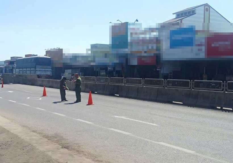 Công an khám nghiệm hiện trường tại vị trí trên Quốc lộ 1 để điều tra vụ án. Ảnh: Lao động