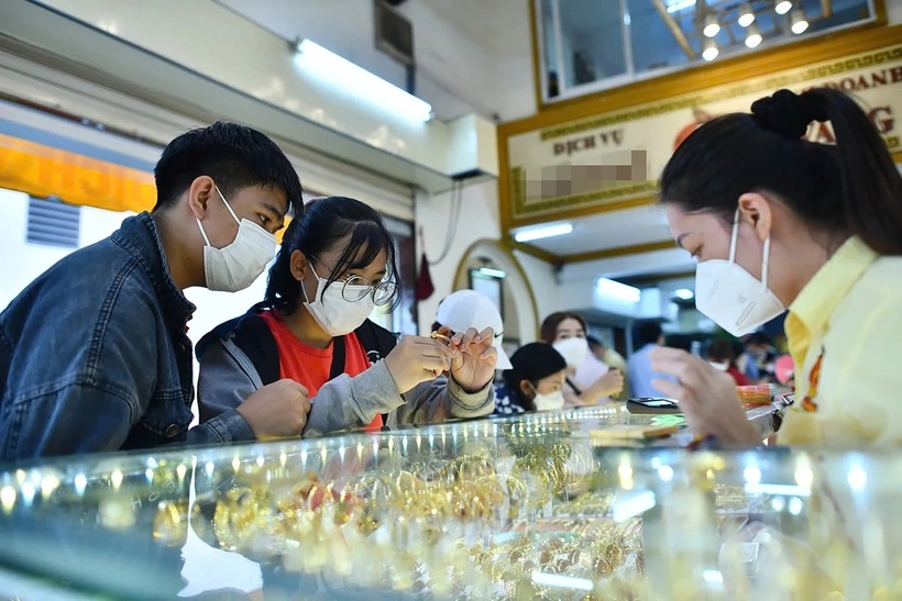 Giá vàng chạm ngưỡng 172,8 triệu đồng/lượng. Ảnh: Báo Nghệ An.