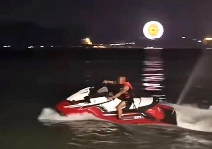 Nam TikToker phóng mô tô nước trên bãi tắm biển Nha Trang (Khánh Hòa). Ảnh: Thanh Niên