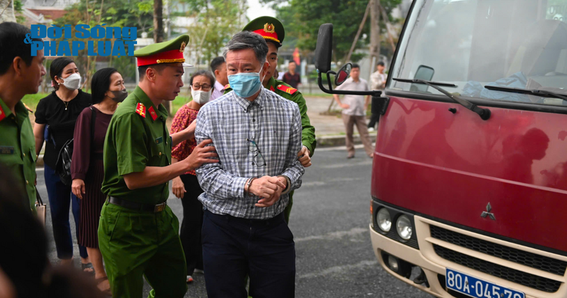 Các bị cáo bị dẫn giải đến phiên tòa sáng nay.