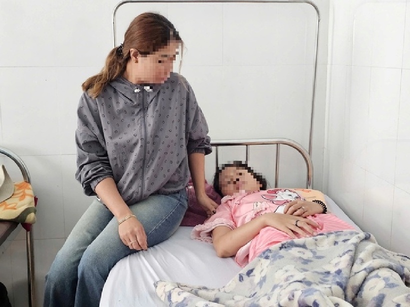 Em L. bị gãy xương sườn số 1, chấn thương phần mềm, kèm đa vết thương và xây xước vùng vai, cánh tay. Ảnh: Báo Thanh niên.