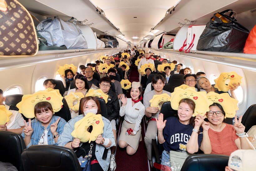 Du khách trên chuyến bay quốc tế đầu tiên của hãng