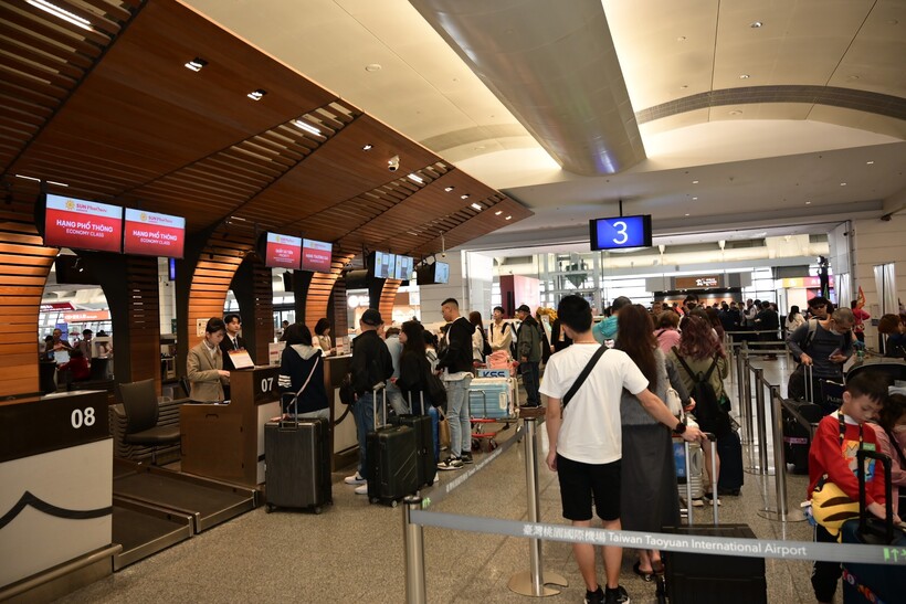 Những khách hàng Đài Loan đầu tiên làm thủ tục bay đến Đảo Ngọc