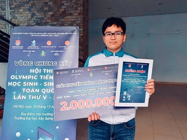 Khiêm đoạt giải khuyến khích cuộc thi “Olympic Tiếng Anh học sinh, sinh viên toàn quốc” năm 2023. Ảnh: VTC News