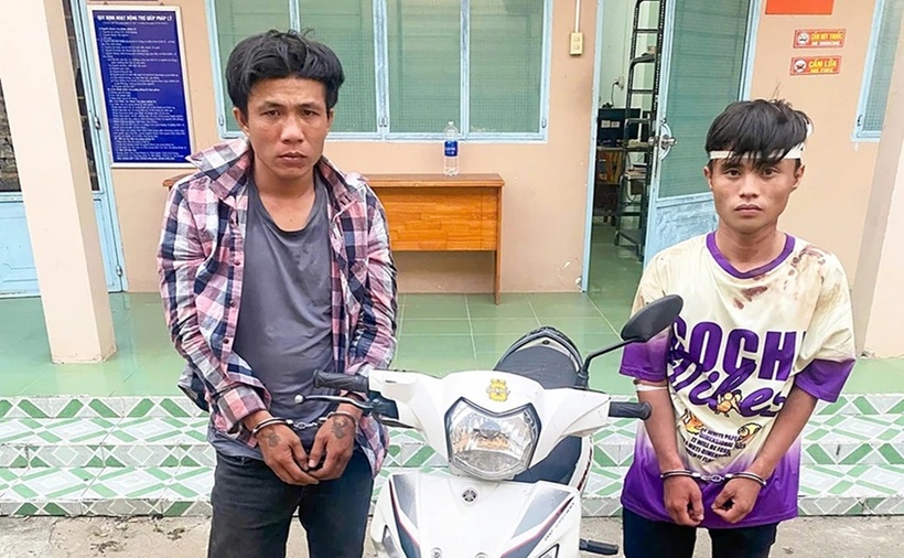 Lê Văn Ni (trái) và Hồ Hữu Viên cùng tang vật tại cơ quan Công an. (Ảnh: Pháp luật TP.HCM)