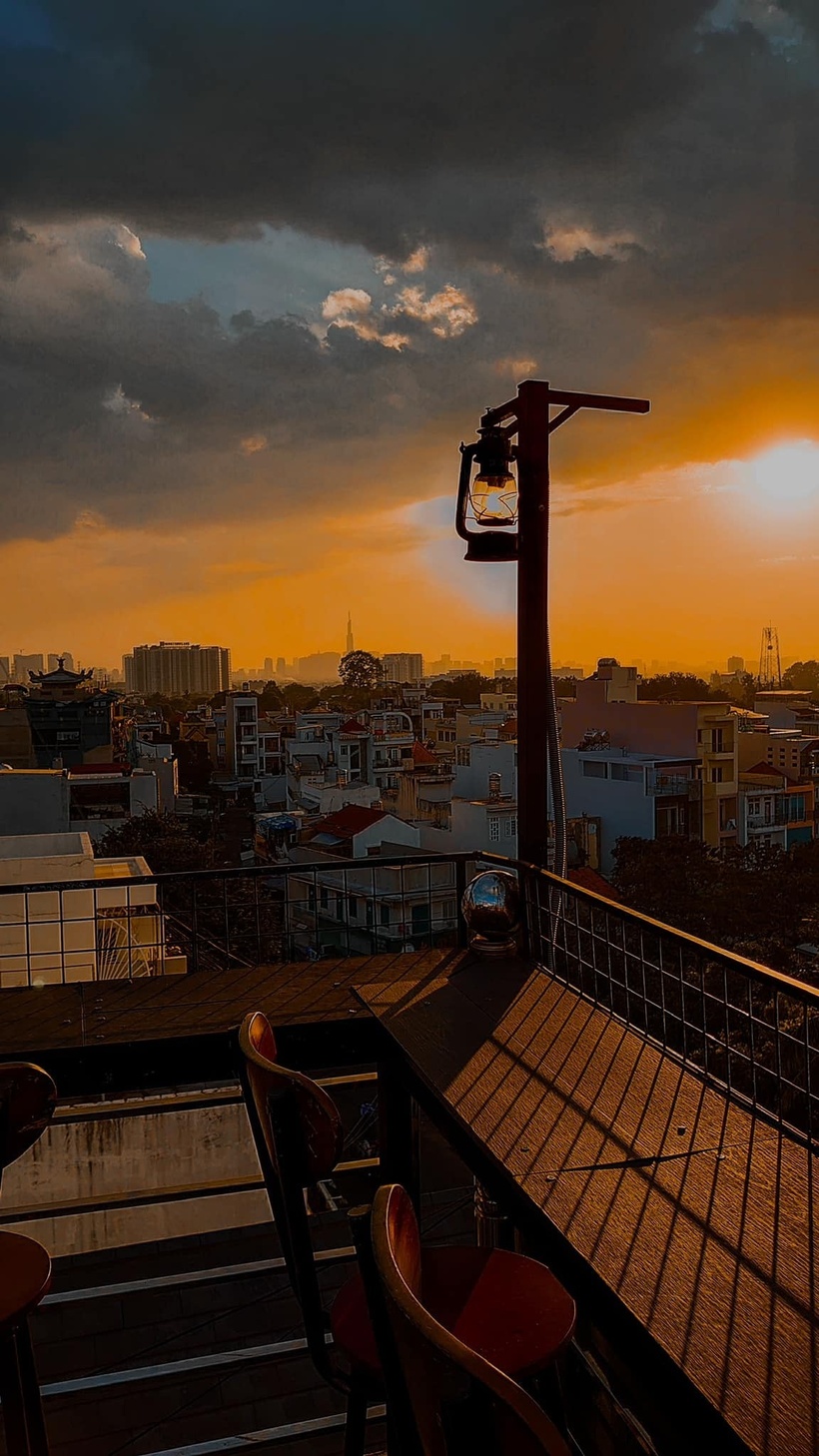 Dành cho những tín đồ yêu thích độ cao và không khí sôi động vào buổi đêm, The Dawn Rooftop là cái tên không thể thiếu.