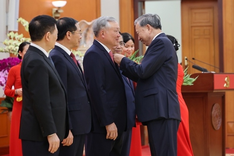 Tổng Bí thư Tô Lâm trao Huân chương Quân công hạng Nhất và trao Huy hiệu 45 năm tuổi Đảng tặng đồng chí Nguyễn Hòa Bình, Uỷ viên Bộ Chính trị khóa XIII, Phó Thủ tướng Thường trực Chính phủ (Ảnh: VGP).