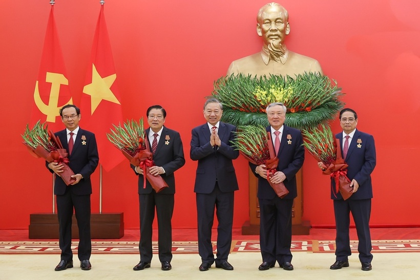Tổng Bí thư Tô Lâm tặng hoa chúc mừng các đồng chí được nhận Huân chương Quân công hạng Nhất (Ảnh: VGP).