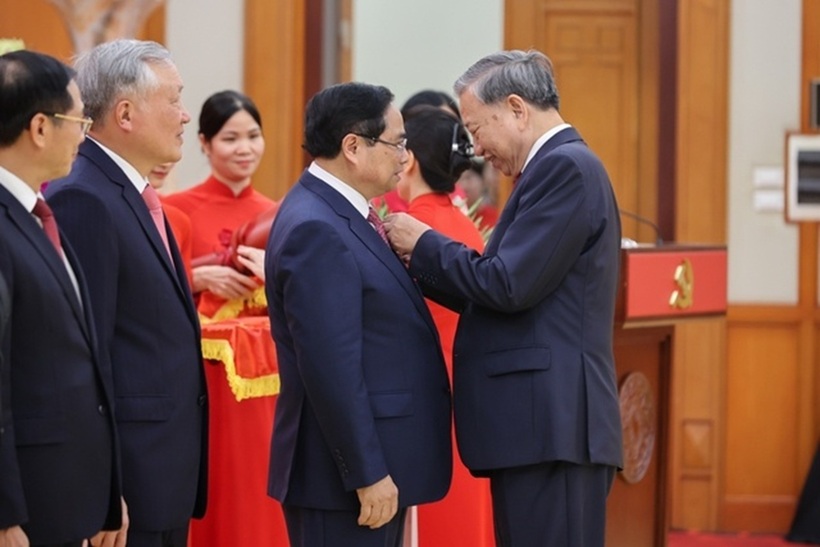 Tổng Bí thư Tô Lâm trao Huân chương Quân công hạng Nhất và trao Huy hiệu 40 năm tuổi Đảng tặng đồng chí Phạm Minh Chính, Uỷ viên Bộ Chính trị khóa XIII, Thủ tướng Chính phủ (Ảnh: VGP).
