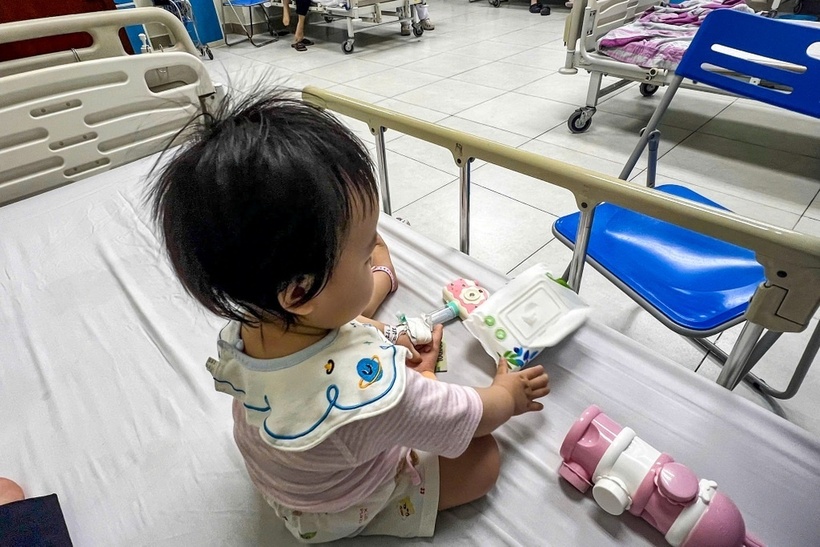 Bé gái 11 tháng tuổi bị chấn động não, đang được theo dõi phản ứng stress cấp. Ảnh: Dân trí
