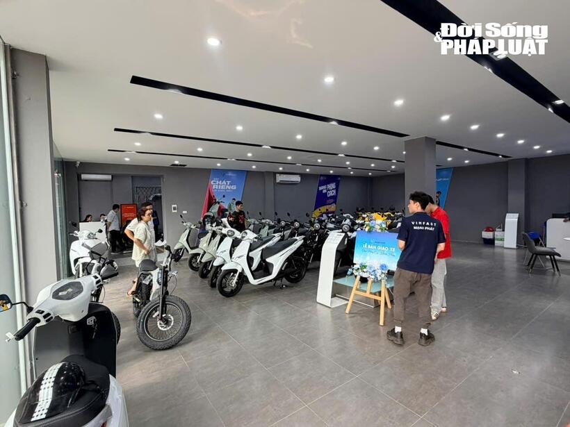 Các cửa hàng xe đạp điện đông khách khi người dân chuẩn bị thích nghi với những quy định mới.