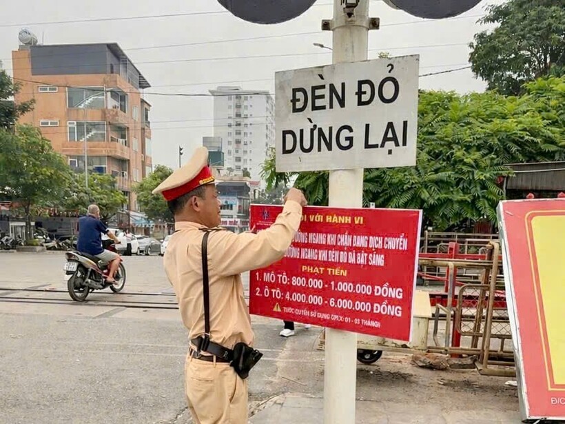 Vị trí lắp đặt ngay khu vực dừng xe khi có tàu đi qua, từ đó giúp người dân dễ quan sát.