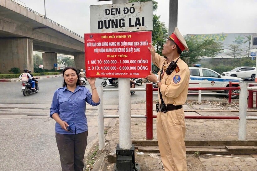 Đội CSGT đường bộ số 5 tổ chức gắn biển tuyên truyền mức xử phạt vi phạm ATGT đường sắt.