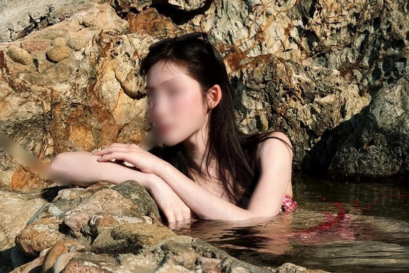 Hình ảnh ca sĩ Juky San ngâm mình tại Giếng Tiên gây tranh cãi trên mạng xã hội.  (Ảnh: Facebook nhân vật)