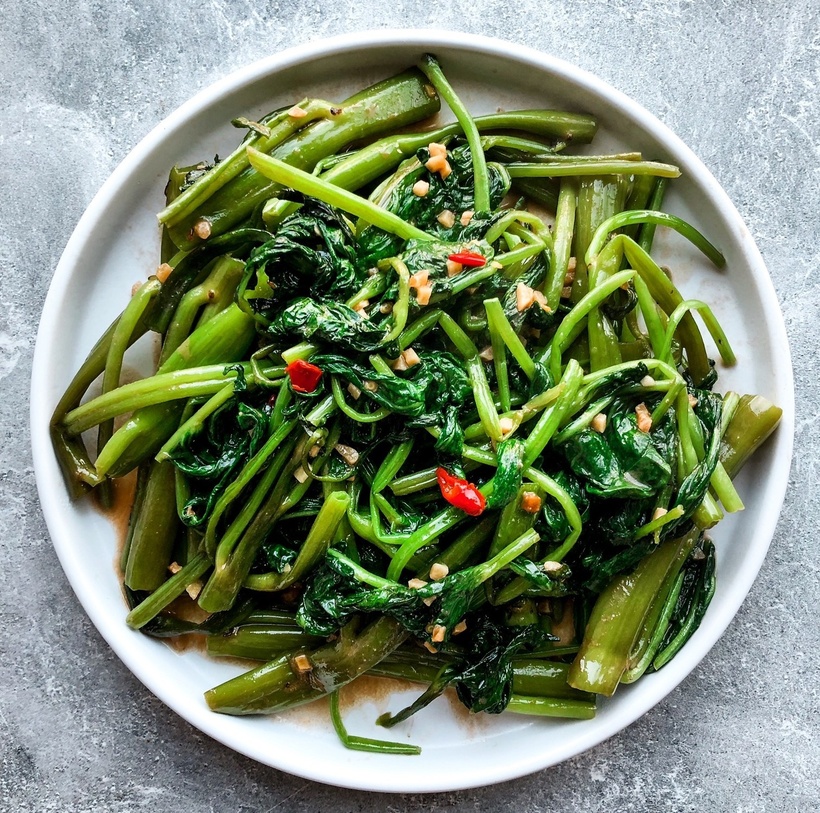 Những người có cơ thể yếu và đang dùng thuốc Đông y nên hạn chế tiêu thụ rau muống.