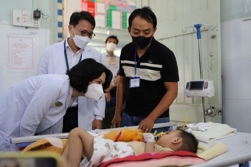 Thứ trưởng Bộ Y tế Nguyễn Thị Liên Hương đã đến giám sát công tác thu dung, điều trị bệnh tay chân miệng tại Bệnh viện Nhi đồng 2 (Ảnh: BYT).