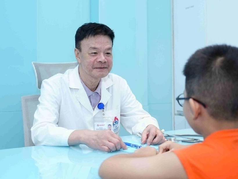 Bác sĩ thăm khám cho bệnh nhi.