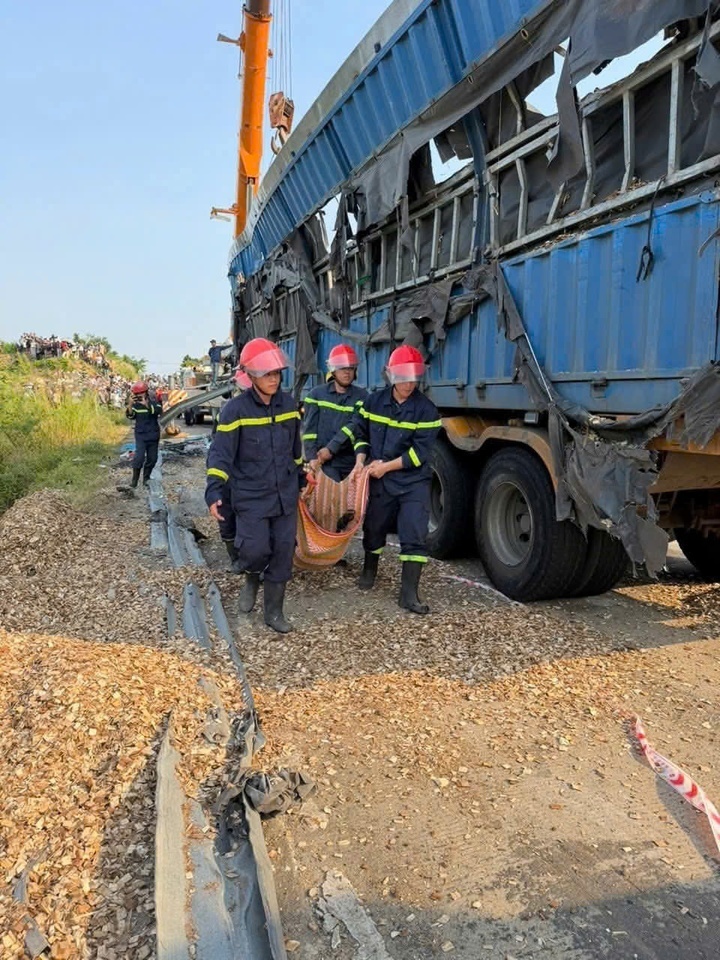 Lực lượng công an xã Phú Mỡ đã bảo vệ hiện trường, phối hợp cẩu phương tiện gặp nạn. Ảnh: VTC News.