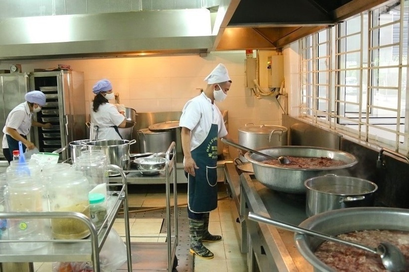 Các trường phải rà soát lại toàn bộ đầu mối cung cấp thực phẩm, nguyên liệu, nước uống, sữa, sản phẩm từ sữa... và suất ăn phục vụ học sinh. Ảnh: Vietnamnet.