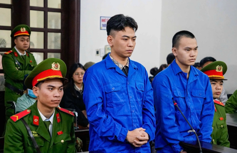 Bị cáo Nguyễn Văn Thiên (trái) tại phiên tòa sơ thẩm. Ảnh: VnExpress