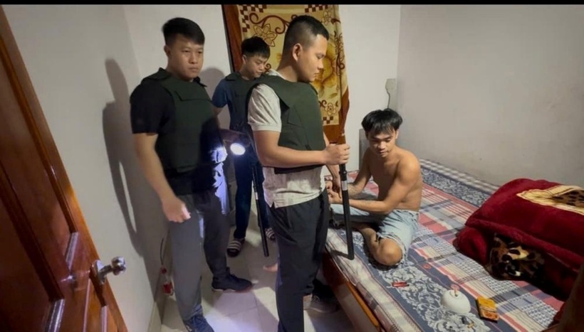 Công an xã bắt giữ các đối tượng sử dụng trái phép chất ma túy. (Ảnh: Công an tỉnh Hà Tĩnh)