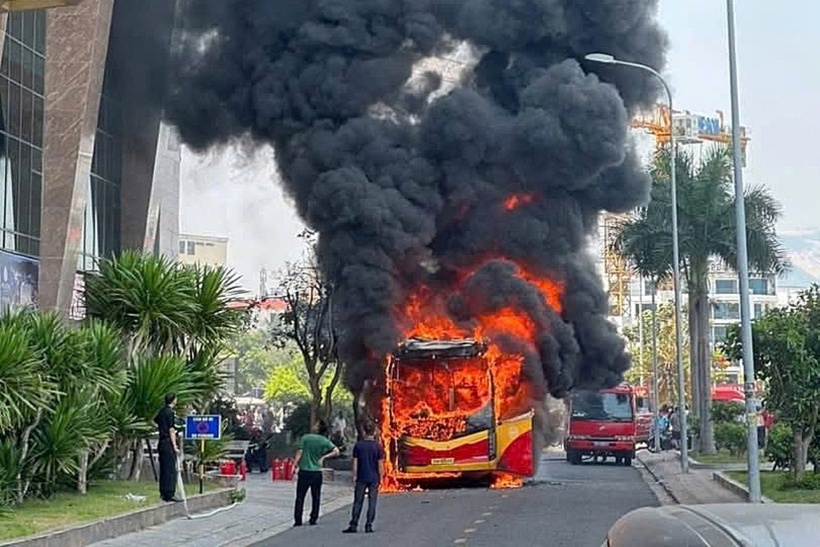 Lửa bao phủ toàn bộ thân xe. (Ảnh: VnExpress)
