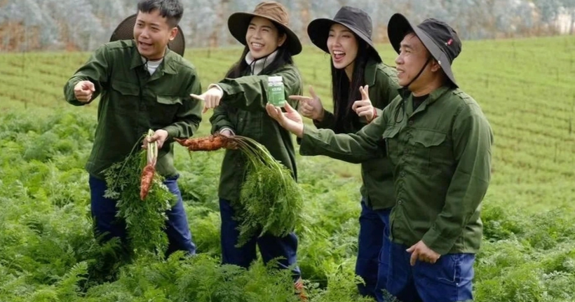 Quang Linh, Hằng "Du mục" và Thùy Tiên khi quay quảng cáo cho kẹo Kera (Ảnh: K.R.).