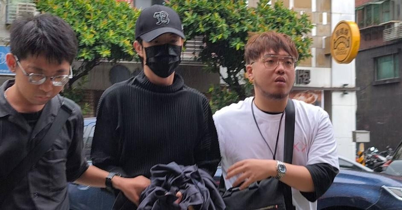 Nam ca sĩ bị áp giải vào đồn. Ảnh: VietNamNet