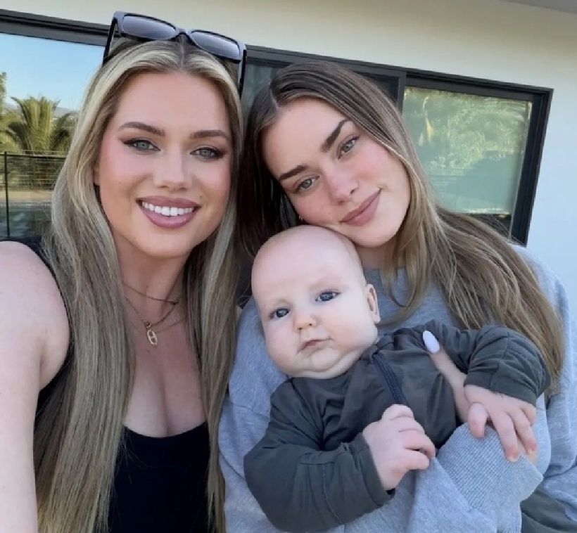 Bà ngoại (bên trái) chụp ảnh cùng con gái và cháu ngoại. Ảnh: VTC News.