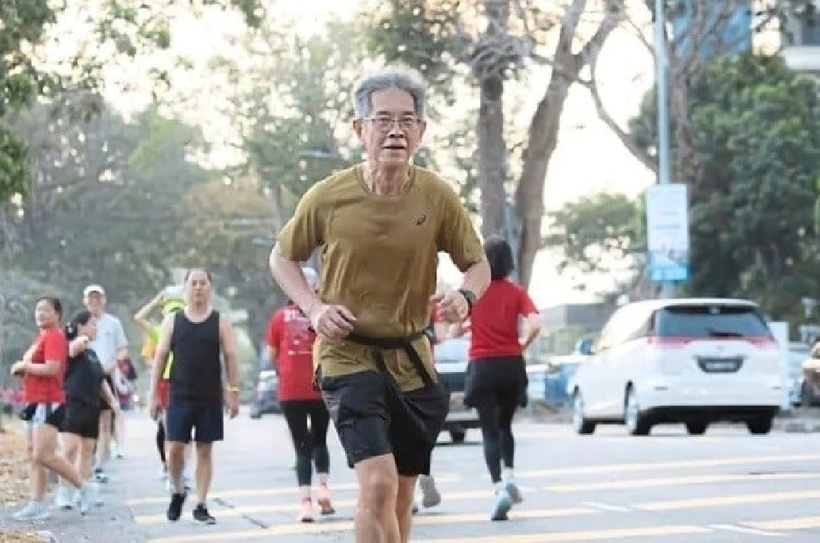 Ông Lim Shyang Guey, 66 tuổi bắt đầu hành trình chạy bộ vòng quanh bán đảo Malaysia trong 90 ngày, qua 11 bang. Ảnh: SCMP.
