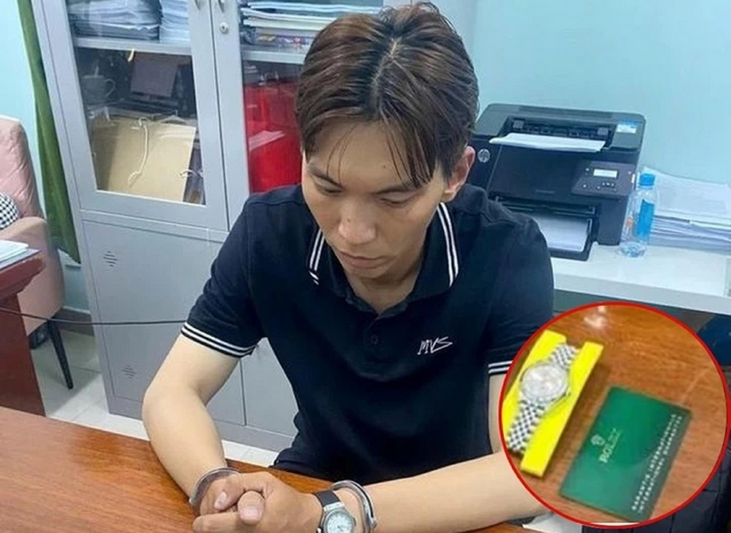 Lê Gia Huy cùng chiếc đồng hồ Rolex tại cơ quan điều tra. Ảnh: Tạp chí Tri thức