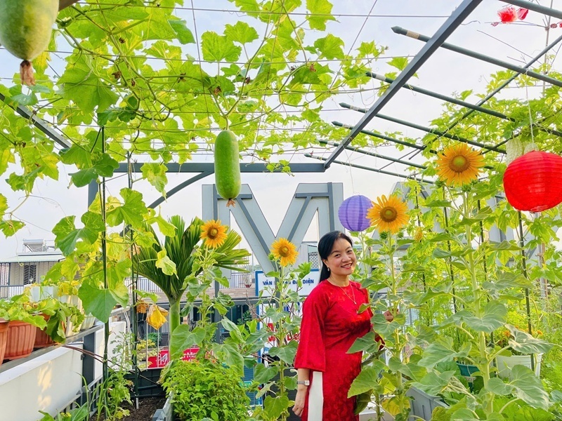 Giữa nhịp sống hối hả nơi phố thị, khu vườn sân thượng rộng 100m2 của gia đình chị Dương Thị Tưởng đã trở thành một điểm sáng xanh mát, nơi không chỉ cung cấp nguồn thực phẩm sạch dồi dào mà còn là không gian thư giãn lý tưởng.