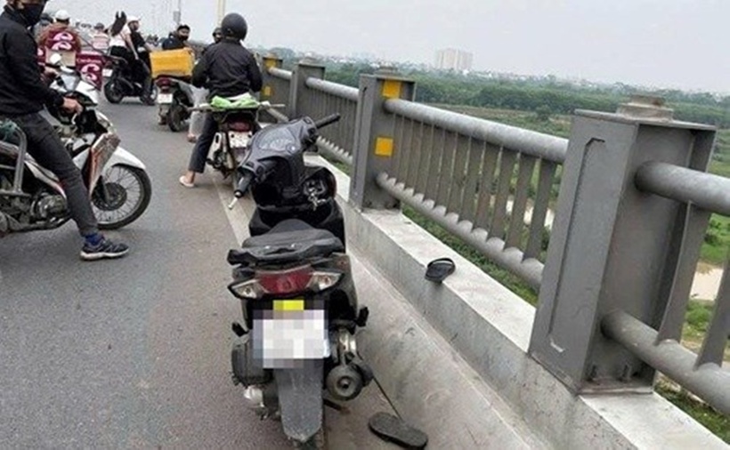 Chiếc xe máy nghi của người đàn ông để lại trước khi rơi từ cầu Vĩnh Tuy tử vong. (Ảnh: Lao động)