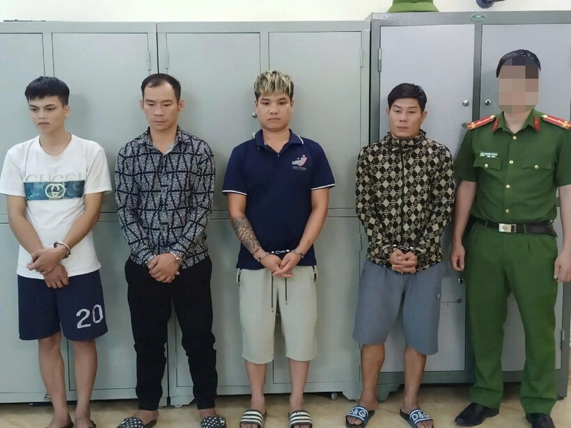 Các đối tượng có liên quan tại trụ sở cơ quan Công an. Ảnh: Công an tỉnh Lào Cai.