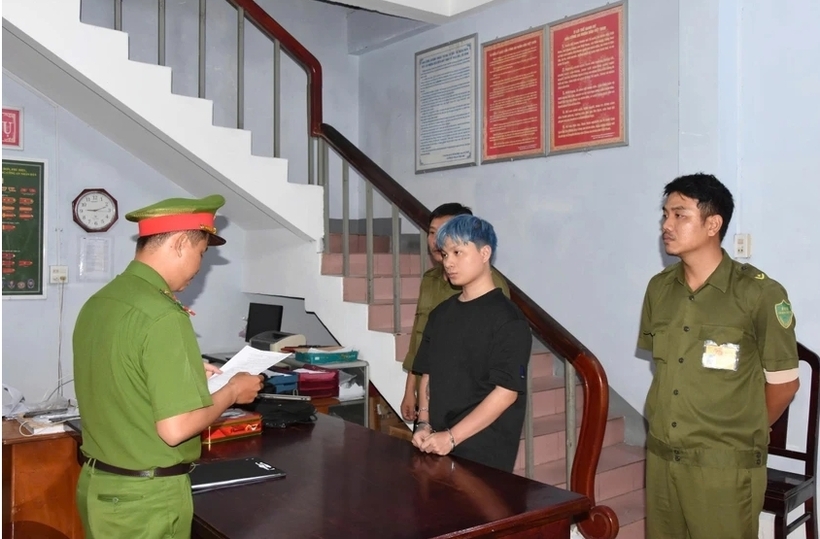 Tống đạt quyết định khởi tố và thi hành Lệnh tạm giam đối với Nguyễn Gia Hoàng. Ảnh: Pháp luật TP.HCM