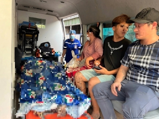 Bà cụ bị xe tải tông tử vong trong lúc khom người nhặt ve chai trên đường ĐT743A. Ảnh: Thanh niên