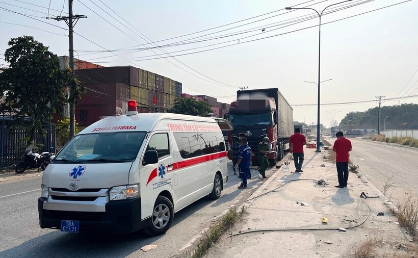 Xe cứu thương đưa thi thể nạn nhân về nhà xác. Ảnh: Dân trí