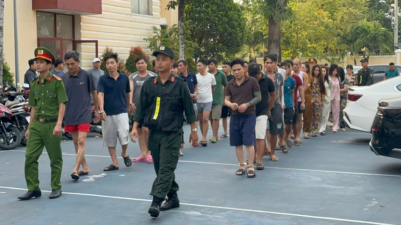 Các bị can trong đường dây ma túy vừa bị triệt phá. Ảnh: Báo Tuổi trẻ.