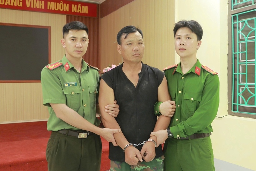 Đối tượng Phạm Văn Lộc (áo đen ở giữa)