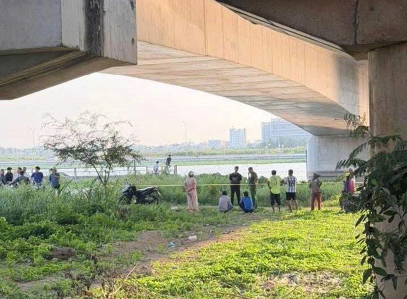 Ngành chức năng và người dân đang khẩn trương tìm kiếm N. Ảnh: Người lao động