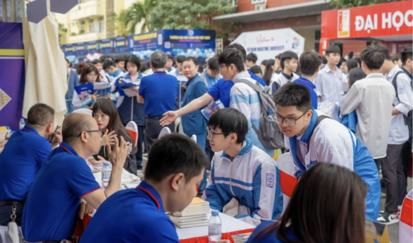 Học sinh lớp 12 tham gia ngày hội Tư vấn tuyển sinh đại học năm 2026. Ảnh: Sức Khỏe & Đời Sống
