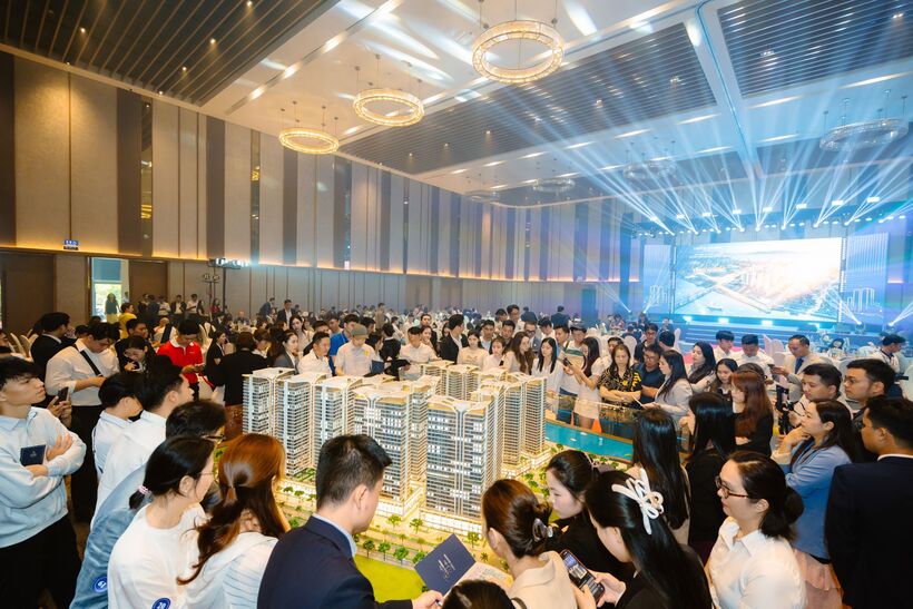 Không gian đa tầng tại Capital Square thu hút sự quan tâm của khách hàng.