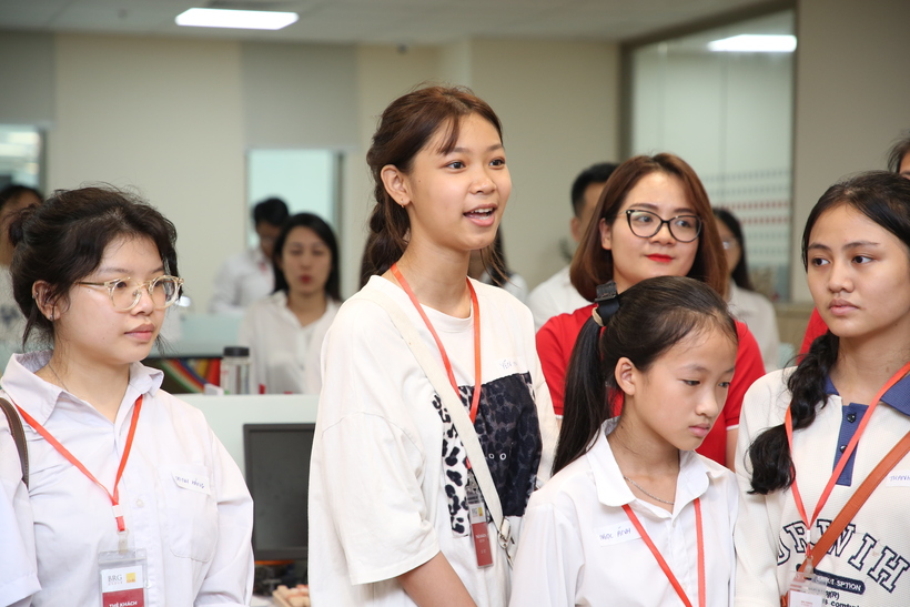 Em Nhi (thứ hai từ trái qua) gửi lời cảm ơn đến Quỹ SeADream khi lần đầu được đến Thủ đô và tham quan Hội sở SeABank