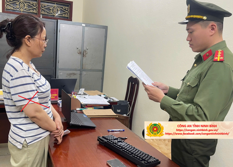 Công an tỉnh Ninh Bình thi hành các lệnh khởi tố, bắt giam người phụ nữ giả trai, lừa đảo chiếm đoạt tài sản của một người phụ nữ ở Hưng Yên. Ảnh: Công an Ninh Bình